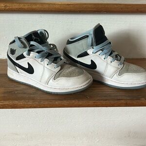 Retro Nike Air Jordan, kids sz4, fits women’s 6. Baby blue white blk see crease